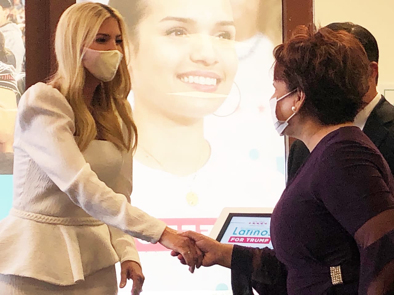 Ivanka portó la máscara durante su estadía en la actividad y se observó saludando de mano algunos de los asistentes.