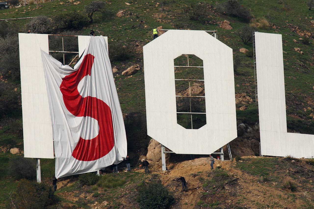El 11 de febrero de 2010 unos activistas comenzaron a cubrir el letrero de Hollywood como parte de una campaña de protesta por un plan para urbanizar el monte Lee, en el que está la señal.