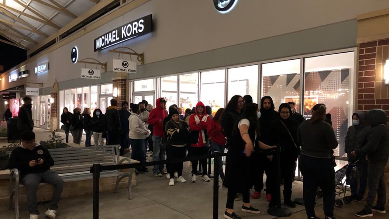 Houston Premium Outlet abrió desde las 6:00 am y cierra a las 9:00 pm.