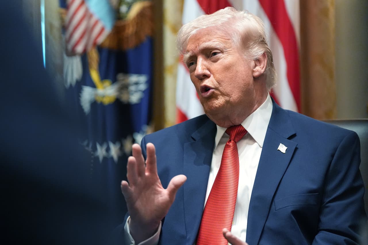 Donald Trump en su reunión con el gabinete este 26 de marzo de 2026.