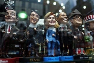 Muñeco de Hillary Clinton en el escaparate de una tienda de Nueva York