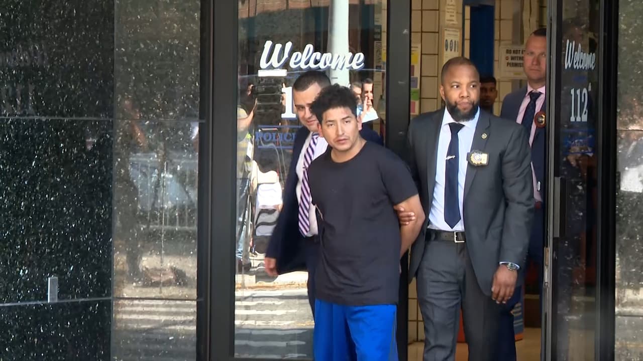 El hombre, un inmigrante ecuatoriano que entró a Estados Unidos a través de Texas en 2021, 
<b>había sido el blanco de una cacería humana </b>desde el pasado jueves cuando ocurrieron los hechos en el parque Kissena.
<br>
<br>Ahora compareció junto con un abogado de oficio y un traductor en la corte de Queens,
<b> donde le fueron presentados los cargos y se le negó la libertad</b>.
<br>