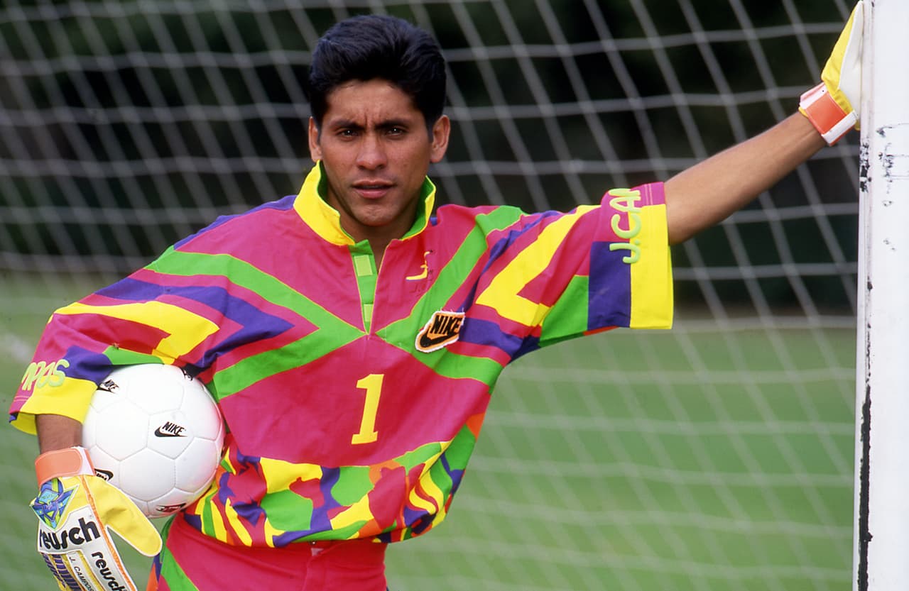 Jorge Campos revolucionó la portería. En una época donde el portero estaba atado bajo los tres palos, 'el Brody' salía del área, jugaba con los pies y se iba como delantero para marcar goles.