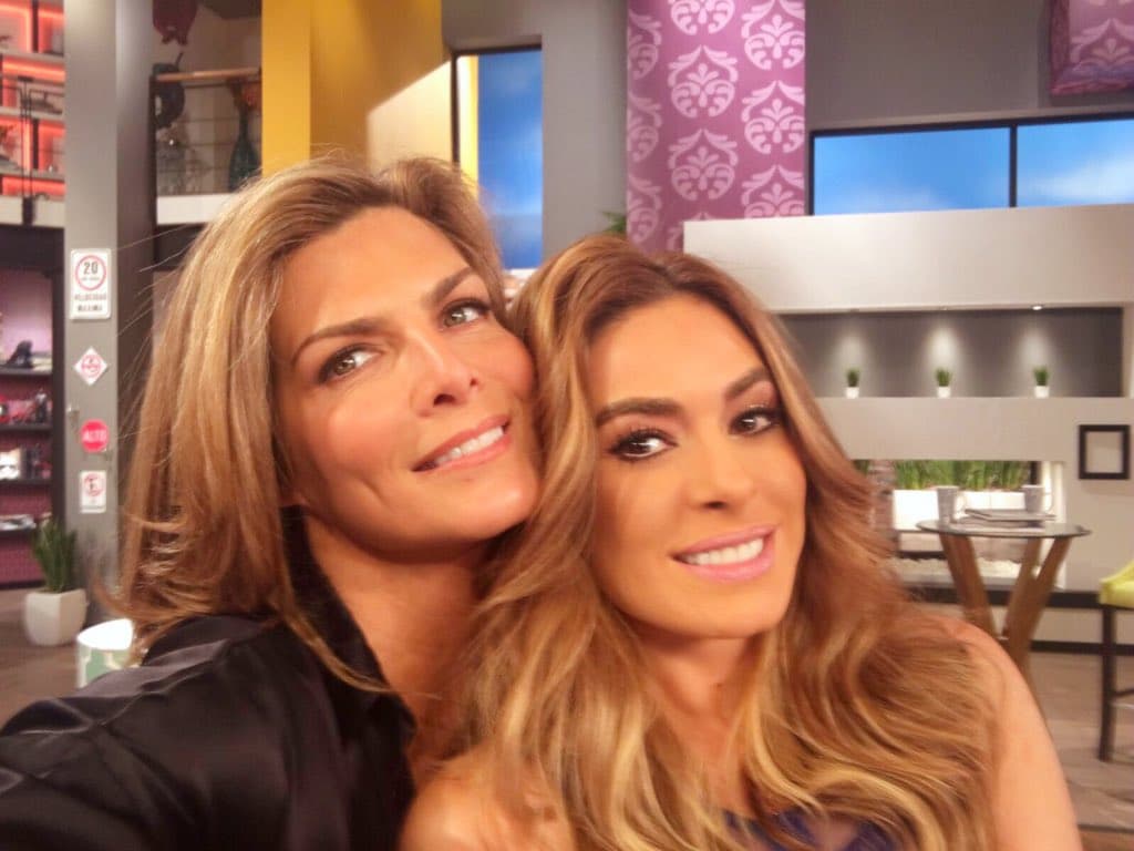 ¡Amiguis! Galilea y Monserrat se divierten mientras trabajan.