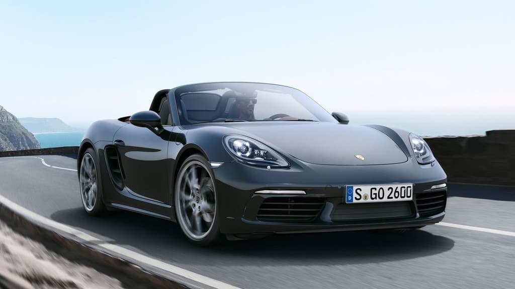 Este dos puestos compacto de motor medio construido por Porsche cuenta con toda la mística de Porsche pero sin los precios exorbitantes del 911. El extraordinario manejo y buena calidad del Porsche Boxster le da muy pocas razones a sus dueños para cambiarlos por otros autos.
<br>
<br>En la imagen un Porsche 718 Boxster de 2017.