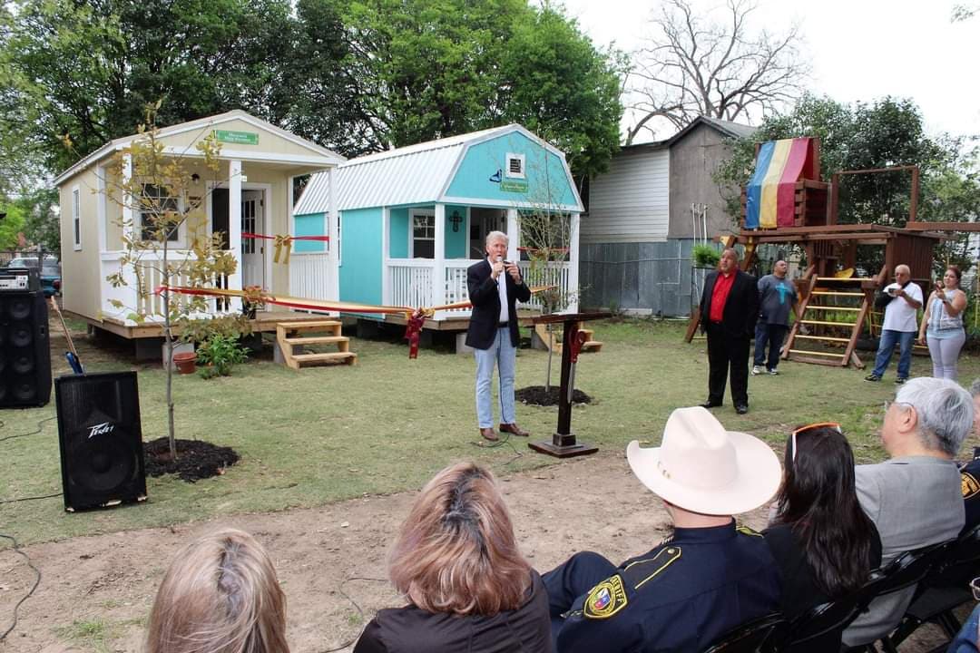 Robles lamentó cómo la ciudad de San Antonio actuó ante la situación. "A la semana le pusieron una pegatina a cada casa. Luego le pusieron cadenas", dijo el pastor a Univision 41.