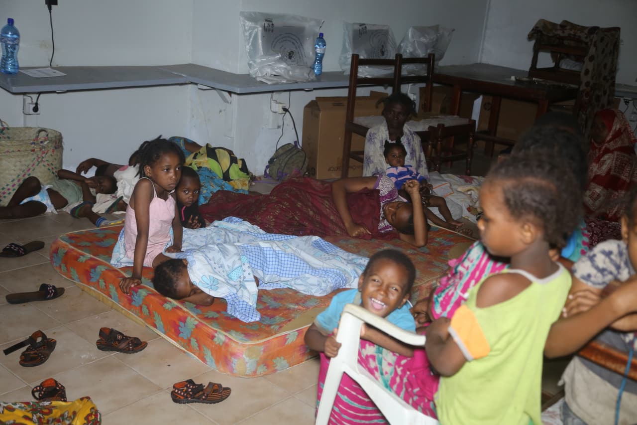 Residentes de Moroni se refugian del ciclón. Antes de llegar a Mozambique, Kenneth golpeó las Islas Comoras, frente a Mozambique en el océano Índico. Según informes oficiales se inundaron alrededor de 1,000 viviendas y se destruyeron los cultivos.