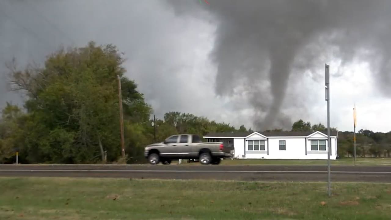 ¿Por qué es más peligroso que un tornado toque tierra en la tarde o noche? Aquí lo explicamos