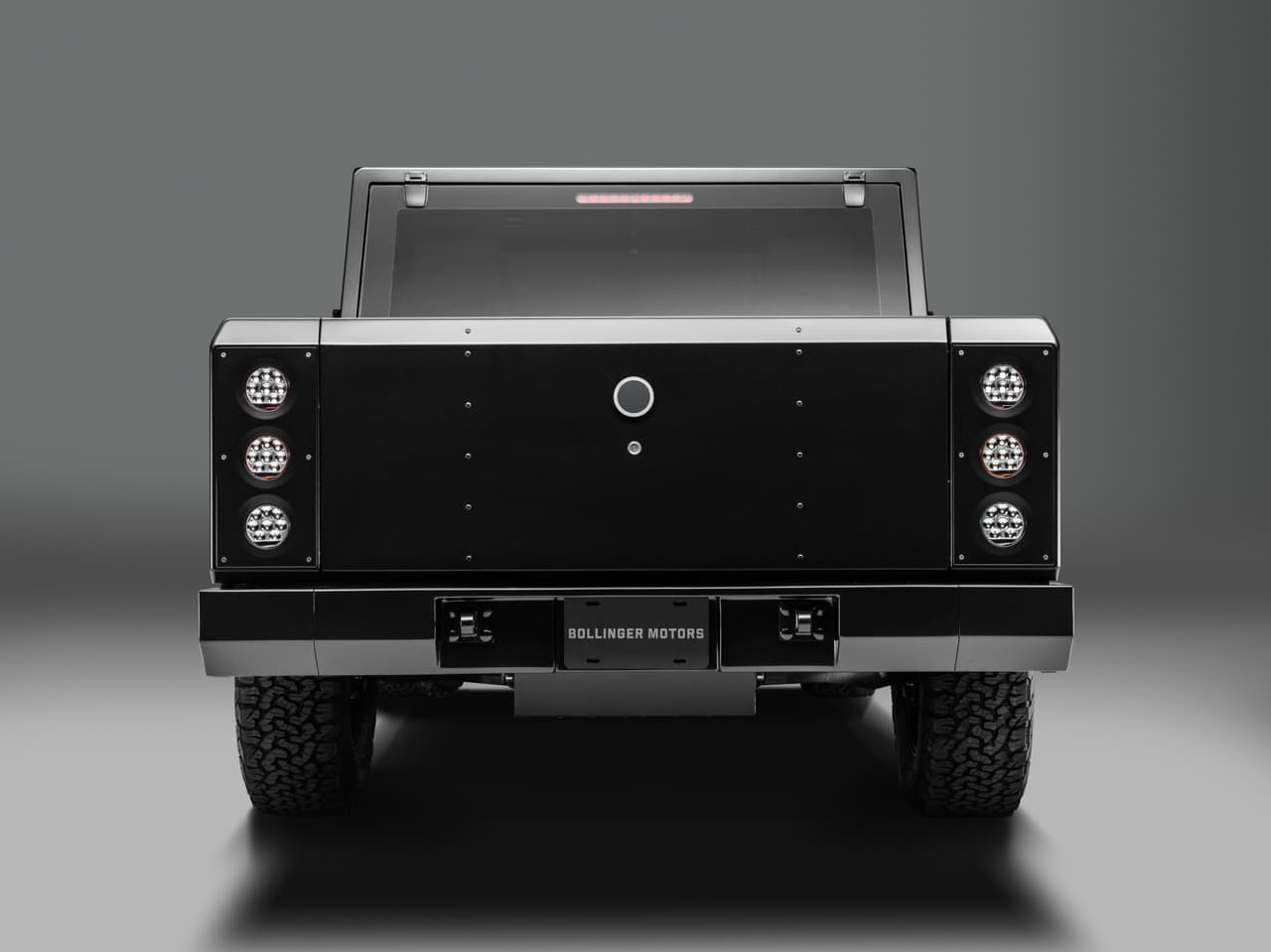 Bollinger Motors planea fabricar sus modelos B1 y B2 con los que pretende conquistar el segmento de las SUVs y pickups. Ambos modelos son motivados por motores eléctricos y cuentan con atractivas características para dominar hasta los terrenos más desafiantes.