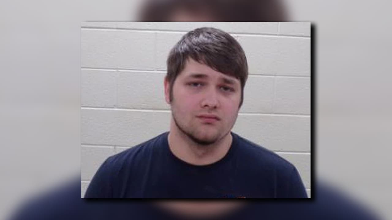 Scott W. Waters, de 20 años, fue arrestado y acusado de dos cargos de crueldad infantil y cinco cargos de agresión agravada luego que su hijo fuera llevado al hospital con heridas graves, según informó el GBI.