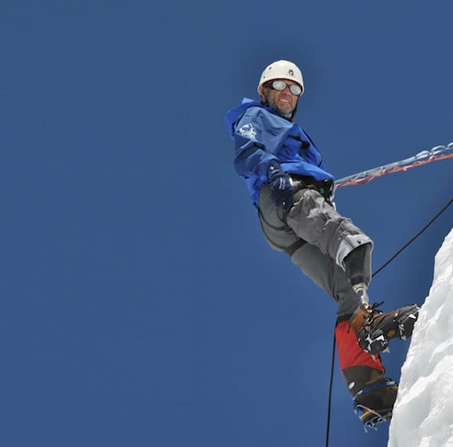 El alpinista colombiano Nelson Cardona escaló entre abril y junio del 2010, el monte Everest con una prótesis en su pierna derecha.