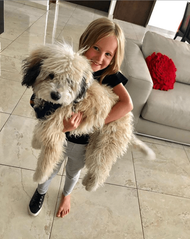 "Afortunadamente todo salió bien,
<b> <a href="https://www.univision.com/famosos/las-razones-por-las-que-geraldine-bazan-no-quiere-que-sus-hijas-convivan-con-irina-baeva-video" target="_blank">todos salimos sanos</a></b>, entonces, mis hijas convivieron con sus primas, estuvimos en la alberca" contó. 
<br>