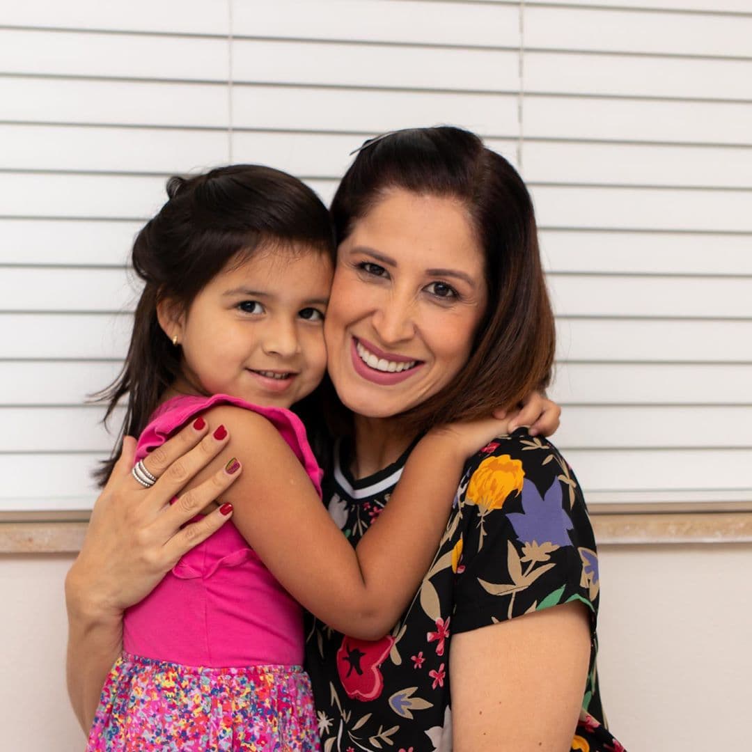 Sofía, de cuatro años, es la otra niña que alegra sus días aún en tiempos difíciles.