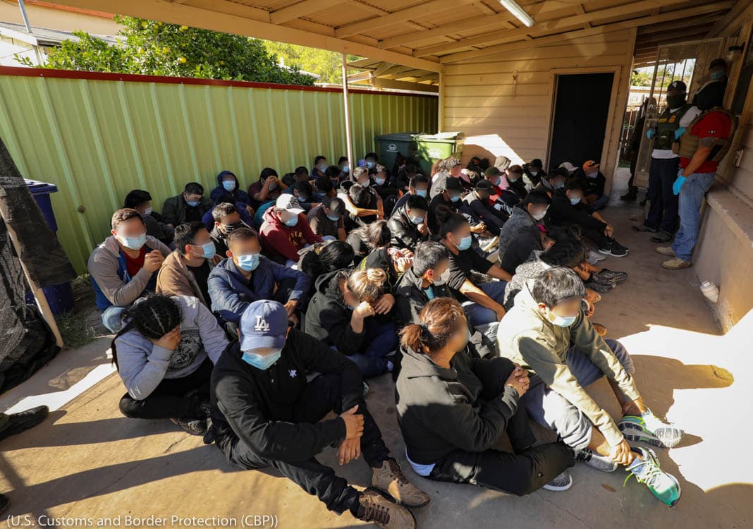 “No pueden escapar”: el infierno de los inmigrantes en las guaridas de los coyotes 