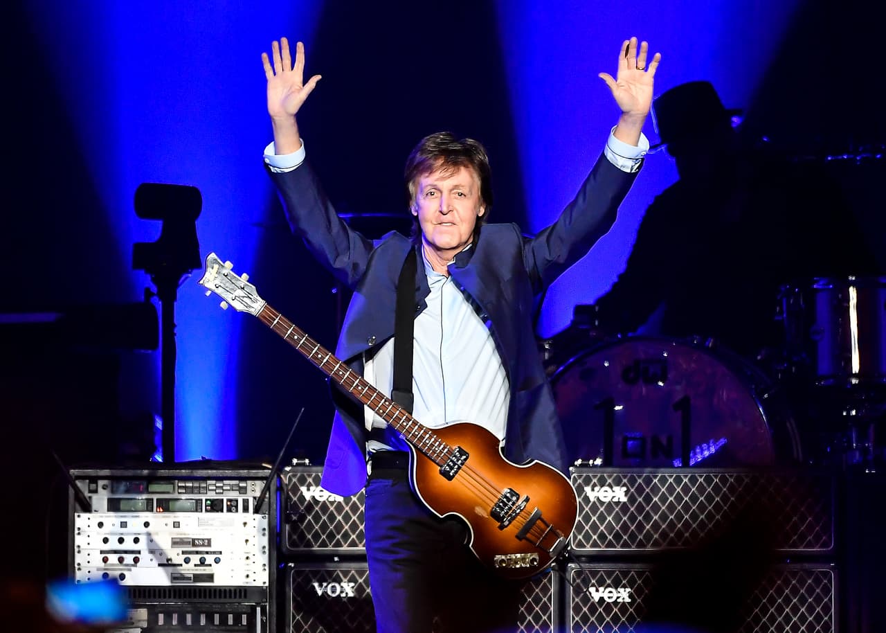 PAUL McCARTNEY PAYS TRIBUTE TO CHUCK BERRY