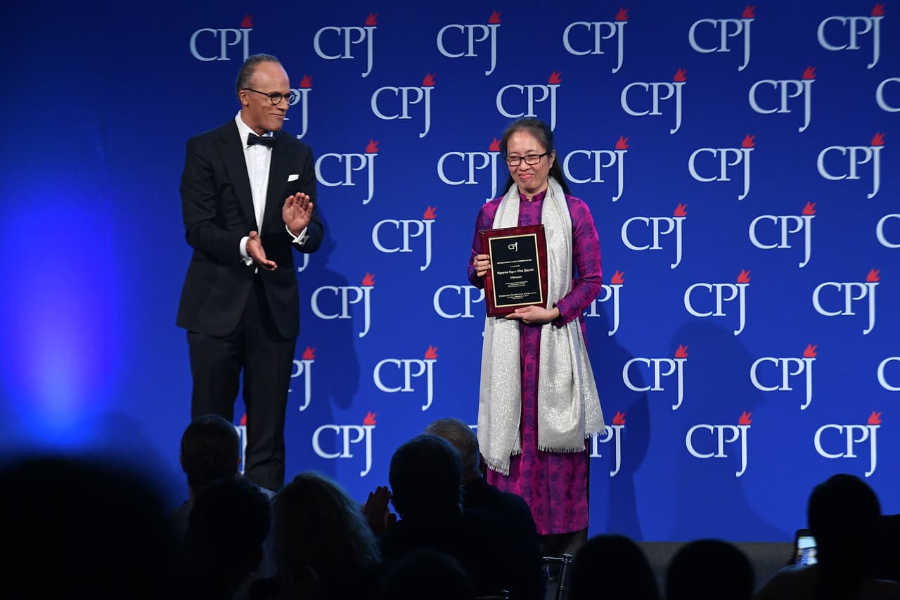 <b>La bloguera vietnamita Nguyen Ngoc Nhu Quynh,</b> conocida como Me Nam o 'Mother Mushroom' (mamá hongo, en español), es una crítica del gobierno de su país y fue sentenciada en 2016 a 10 años de prisión. Fue liberada en octubre de 2018 luego de la intervención de la CPJ y otras organizaciones. Recibió su premio de manos de Lester Holt, veterano presentador del programa
<i>60 minutes</i>, de la cadena de televisión estadounidense CBS.