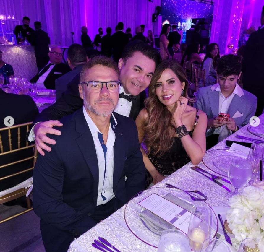 Otra estrella que se dejó ver espectacular en la fiesta fue 
<b>Gloria Trevi</b>, junto a su marido Armando González y su hijo Miguel Armando. 
<br>
