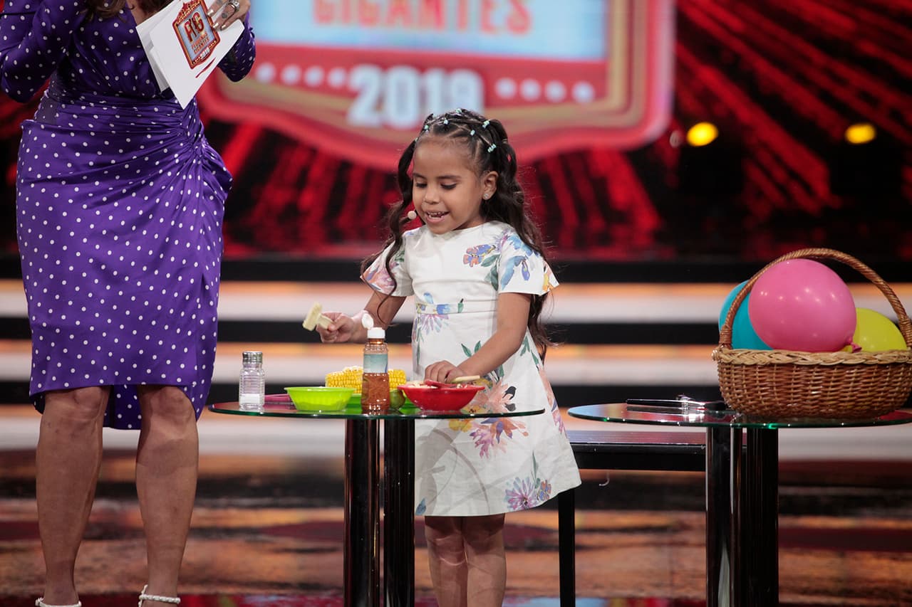 La capitana de 'los Yolotzin' fue la última en subir al escenario, una vez ahí Galilea le pidió que se tomara una selfie divertida con los jueces, que dijera una frase en inglés, otra en náhuatl, que llevara al escenario zapatos del público y que preparara un elote.