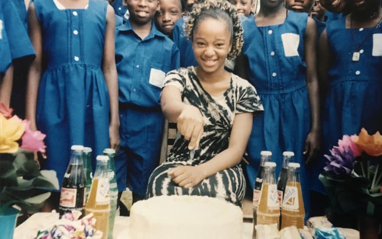 Kechi Okwuchi celebrando sus cumpleaños número 10.