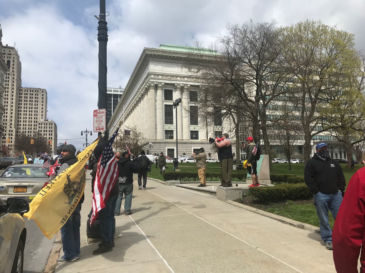 La "Operación Gridlock: reapertura del Estado de Nueva York" fue llevada a cabo por un grupo de personas frente al Capitolio. Con megáfonos y bocinas de autos, manifestantes pidieron el levantamiento del confinamiento.