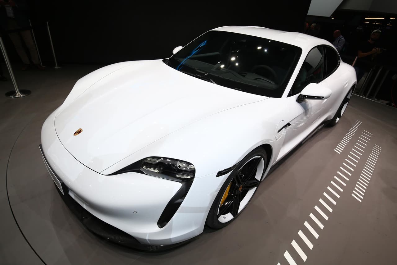 <u><b>Porsche Taycan</b></u>
<br>
<br>Aunque su lanzamiento oficial tuvo lugar en tres continentes de manera simultánea, el Porsche Taycan se hizo admirar en la cita de Frankfurt. Se trata del primer sedán de propulsión 100% eléctrica que llega con atributos que podrían convertirlo en un serio rival de Tesla. Gracias a sus dos motores eléctricos, uno para cada eje, el Taycan es capaz de generar 670 caballos de fuerza, aunque también existe una variante que eleva su capacidad a 750 caballos de fuerza. 
<a href="https://www.univision.com/carros/asi-es-el-taycan-2020-el-primer-modelo-totalmente-electrico-de-porsche-fotos">Mira aquí todos los detalles de este Porsche para la era de la electromovilidad</a>.