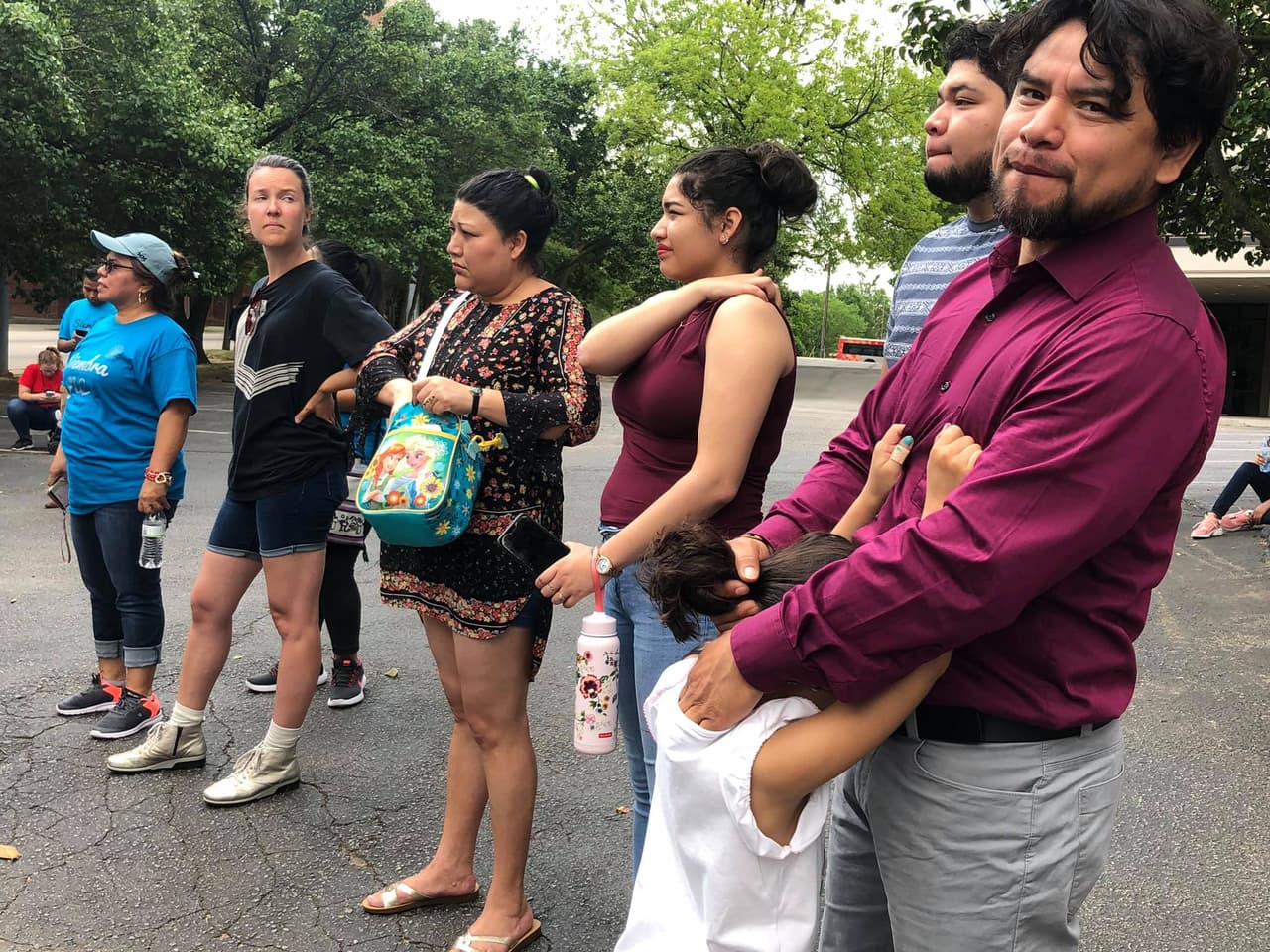 Tras la marcha de el 4 de mayo hacia la mansión del Gobernador, ya preparan la siguiente acción pública. Se trata de una vigilia propgramada para el 11 de mayo en las afueras de la mansión del gobernador donde el Colectivo NC con más de 20 organizaciones se reunirán para exigirle @Roy Cooper que no firme el proyecto de ley HB370 en caso de que avance por todos los comités de la Cámara baja en el estado.El sábado 4 de mayo, cerca de 200 hispanos marcharon hacia la mansión del Gobernador de Carolina del Norte, Roy Cooper, para pedirle que no apruebe propuestas de ley antiinmigrantes cuando lleguen a su escritorio.Las que más preocupan a la comunidad indocumentada por el momento, son la HB370 y la HB135, las cuales buscarían la cooperación entre los alguaciles de los Condados y la Agencia de Inmigración y Aduanas, ICE por sus siglas en inglés, lo cual desencadenaría de acuerdo a los activistas en un incremento en las deportaciones de inmigrantes sin documentos en Carolina del Norte.Madres, padres de familia, organizaciones y aliados de la comunidad alzaron las voces para exigir que el Gobernador Cooper los escuche.Durante la protesta, el Gobernador no hizo presencia, así como ninguna autoridad en representación del funcionario público.Esta marcha fue encabezada por la organización Siembra NC y apoyada por organizaciones aliadas como El Comité Popular Somos Raleigh y El Pueblo.“Quiero decirles a los que no pudieron venir hoy que habrá más oportunidades de apoyar y que no podemos quedarnos callados porque estas leyes afectarían a nuestras familias”, indicó en entrevista para Univision una de las manifestantes.
