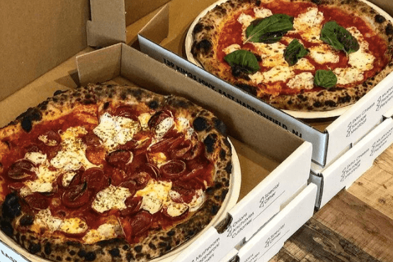 <b>Pizza Crime</b>:Su menú de pizzas al horno de leña de 10 tartas incluye la conocida margherita y marinara, así como una rica creación llamada Fig Jawn, con higos, gorgonzola y hierbas mixtas, y Da Shroom, con champiñones cremini estofados , mozzarella casera, un queso blando cremoso y con toda la grasa llamado Robiolina y tomillo fresco. 
<br>📍
<a href="https://www.google.com/maps/place/139+Kings+Hwy+E,+Haddonfield,+NJ+08033/@39.8980957,-75.0345963,17z/data=!3m1!4b1!4m5!3m4!1s0x89c6cc74227715a1:0x2b86847de13f6c99!8m2!3d39.8980957!4d-75.0324023" target="_blank">139 Kings Hwy E, Haddonfield, NJ</a>,