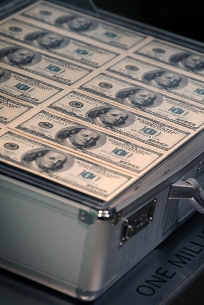 ¿Te imaginas ganar miles de dólares por sólo unas horas de trabajo? Si crees que esto no es posible estás muy equivocado. Existen luminarias de la pantalla chica cuyos salarios pueden ser millonarios por una sola aparición en una serie de televisión. ¡Averigua de quién hablamos!