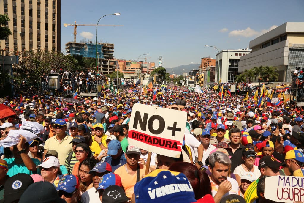 Manifestantes protestan contra el gobierno de Nicolás Maduro en la avenida principal de Las Mercedes, municipio de Baruta, en Caracas. Foto por Edilzon Gamez / Getty Images