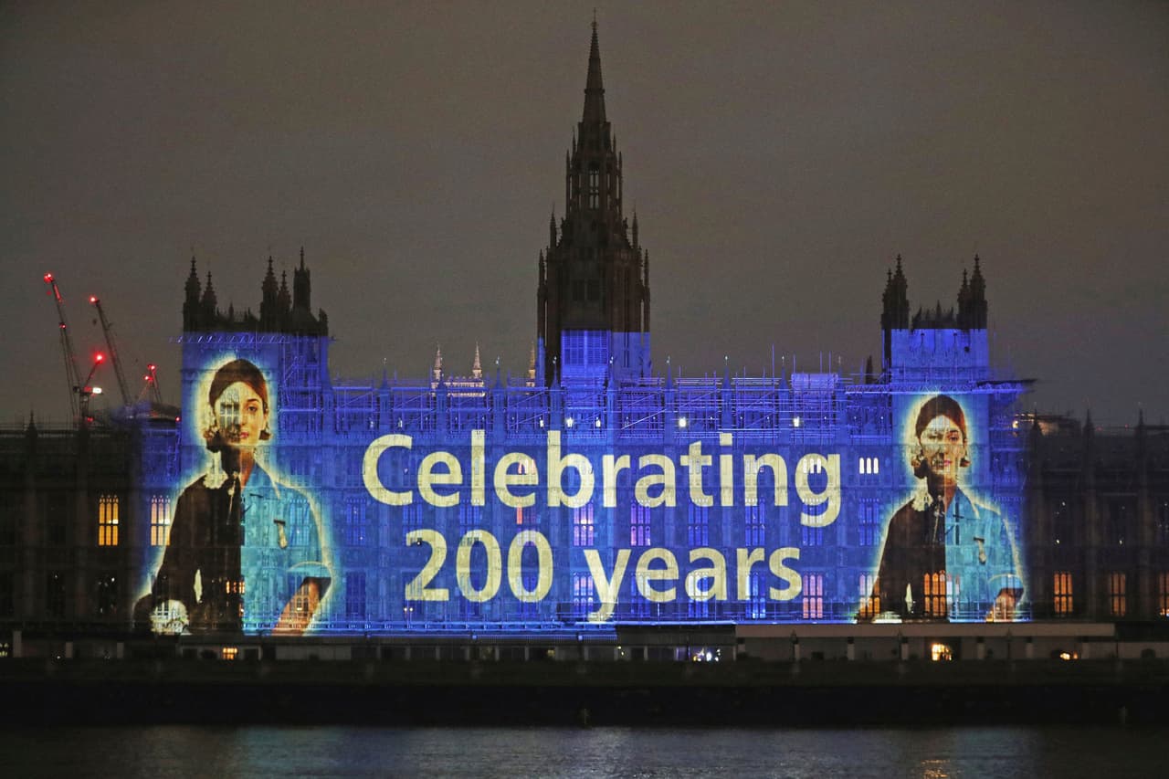 Una imagen de Florence Nightingale, proyectada en el parlamento británico en Londres el 12 de mayo. “Es maravilloso ser reconocidas ahora en el contexto del coronavirus, pero las enfermeras siempre han estado a la vanguardia, durante la guerra, las epidemias y otros momentos de desastre”, escribió en un artículo publicado por The Conversation Leslie Neal-Boylan, decana de la Escuela de Enfermería Solomont de la Universidad de Massachusetts Lowell.
<br>