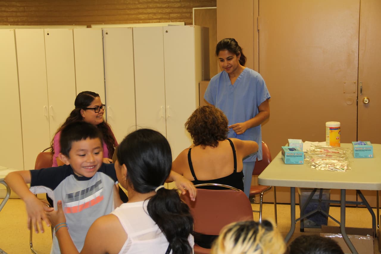 Unas 300 personas asistieron a la feria “Camino a la Salud’, donde se hicieron exámenes gratis, bailaron Zumba y conocieron a la carismática Cecilia Ramírez Harris de Primer Impacto.