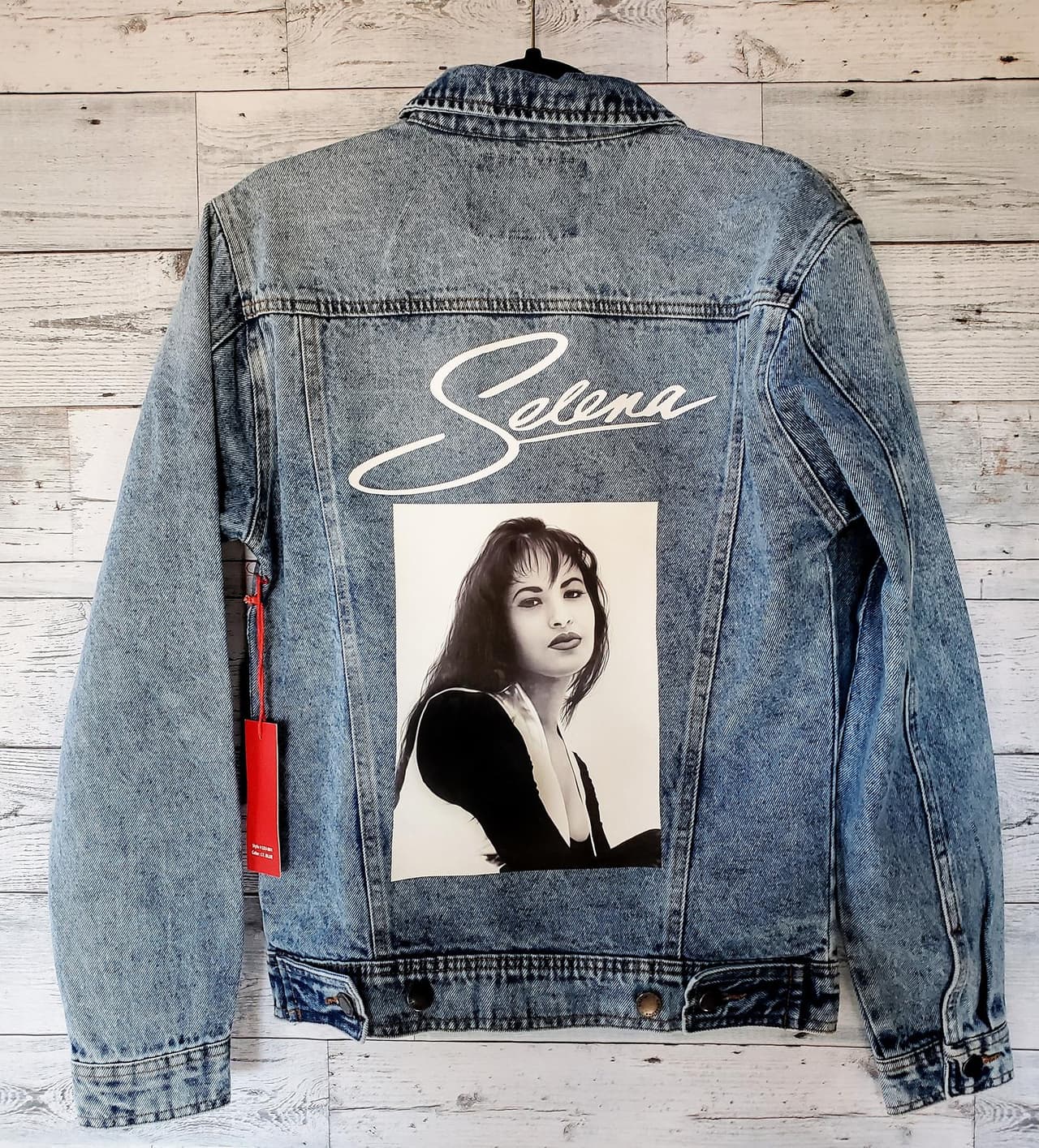 Para los días más fríos, una chaqueta con la firma de Selena en la parte de atrás suena buena idea.