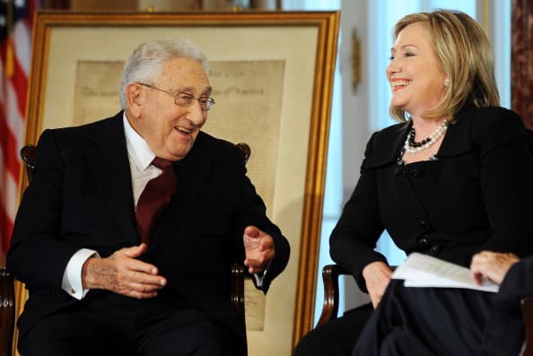 Henry Kissinger y Hillary Clinton, para entonces Secretaria de Estado. La foto fue tomada el 20 de abril de 2011 en Washington.