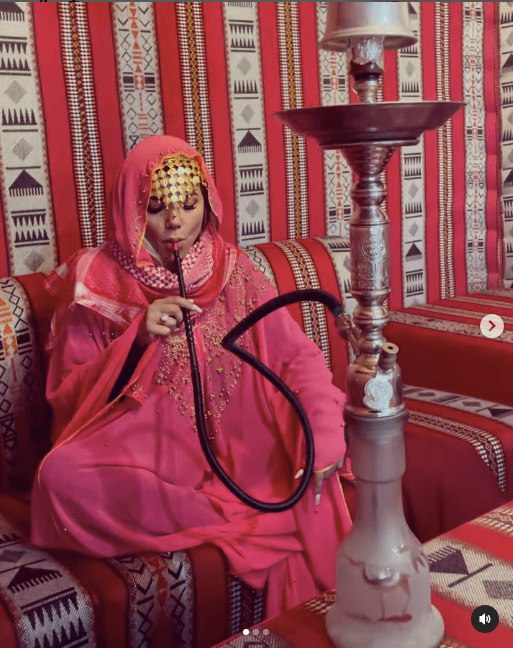 “La shisha está hecha de tabaco y elegí sabor doble manzana, yo no fumo … así que solo probé un poco” escribió al pie de la publicación en donde mostró la shisha.