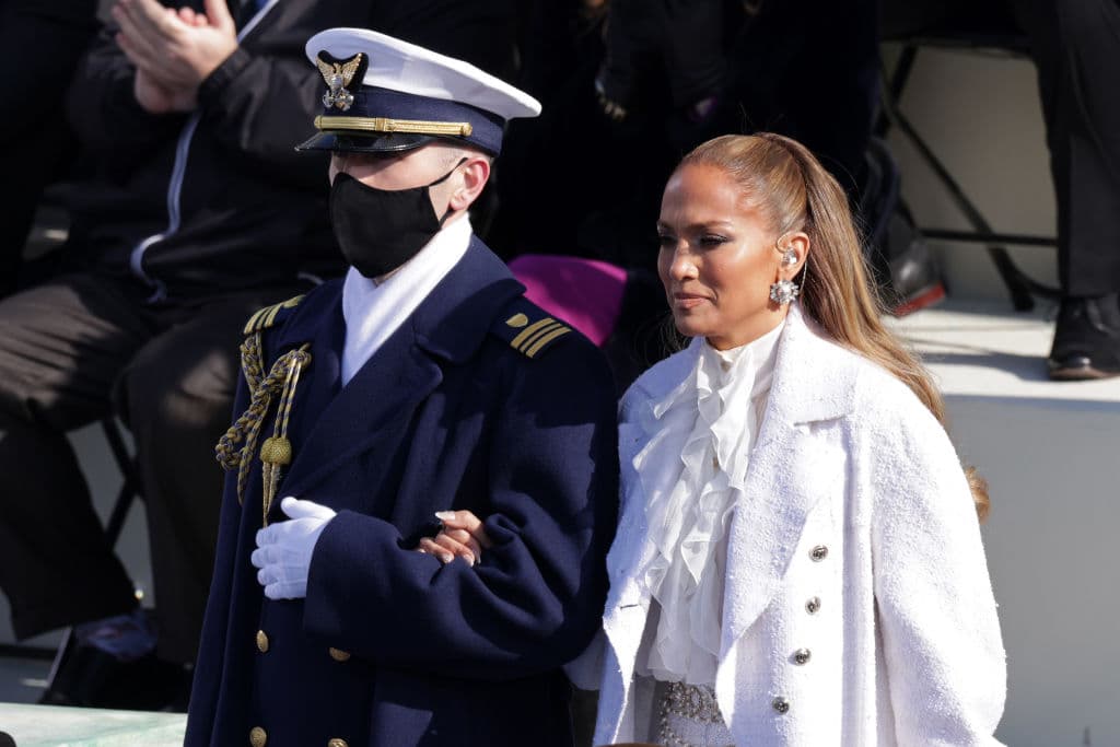 Justo antes de que Biden juramentara, Jennifer Lopez amenizó el evento y cantó, muy emotiva.