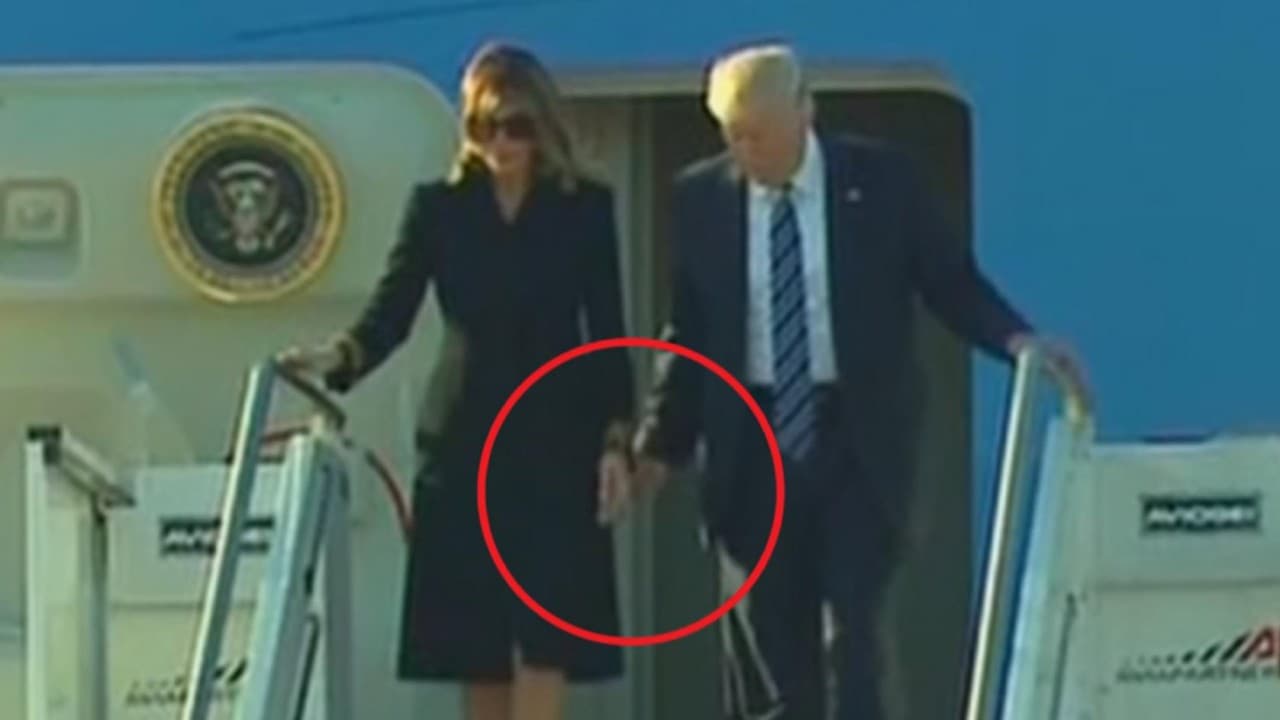 Melania lo hace de nuevo: la primera dama vuelve a retirarle la mano a Donald Trump