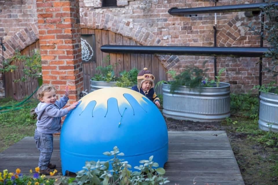 <b><a href="https://www.chsgeorgia.org/SCM" target="_blank">Savannah Children's Museum, Exploration Station</a></b>. La primera fase del Savannah Children's Museum, Exploration Station, es un museo al aire libre único que presenta más de una docena de exhibiciones diseñadas para expandir la imaginación de los niños, incluido un laberinto de exploración, un rincón de lectura, un vestuario y un jardín sensorial.