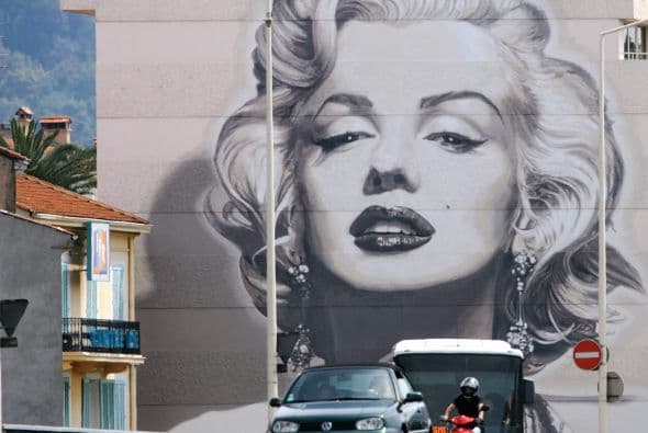 "La primera de las subastas de la colección de Debbie Reynolds reportó 22.8 millones de dólares. El vestido del "metro" usado por Marilyn Monroe se fue por un total de $5.52 millones ($4.6 millones más 20% de prima)", dijo a AFP Nancy Seltzer, portavoz de la casa de subastas Profiles in History.