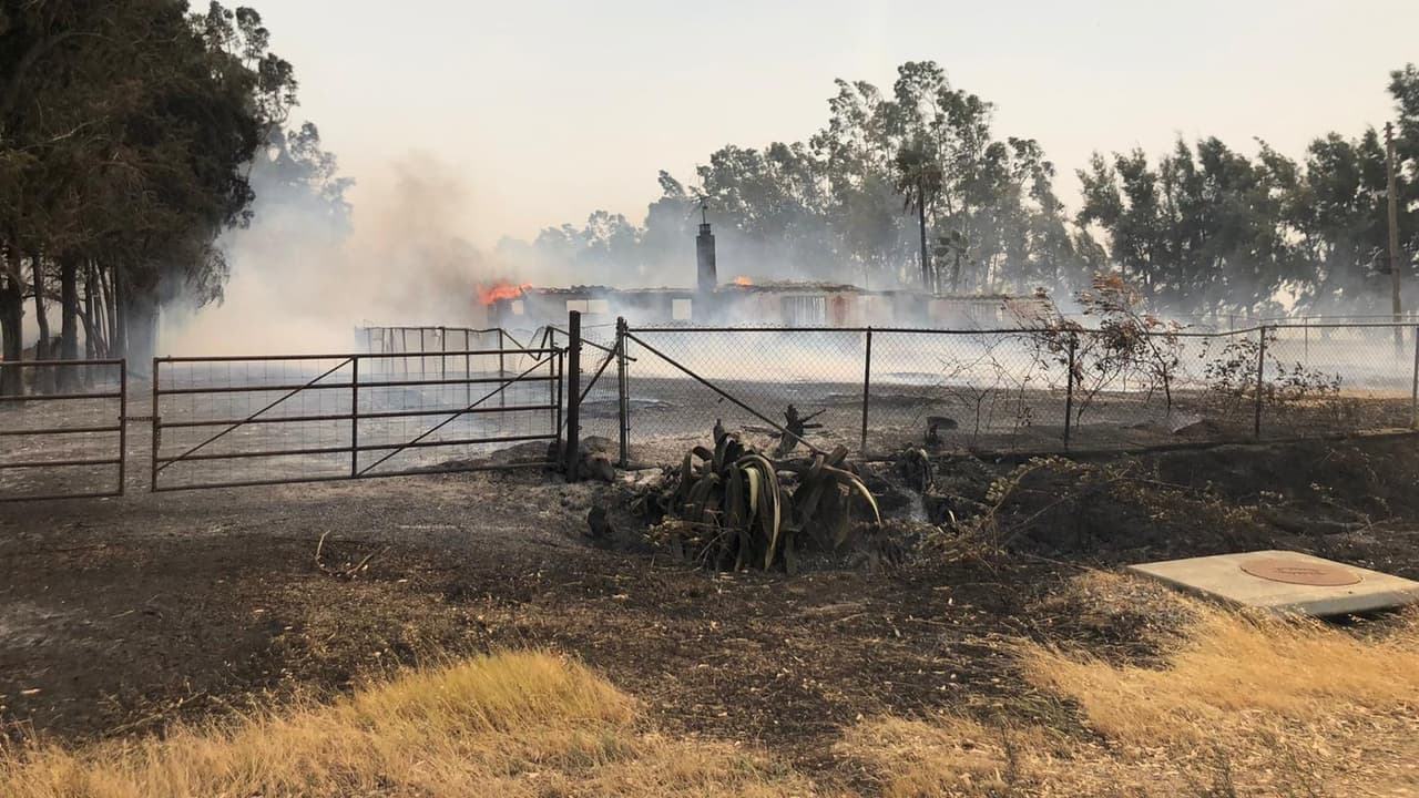 Cierran el interestatal 5 cerca del aeropuerto de Sacramento debido a un incendio de maleza