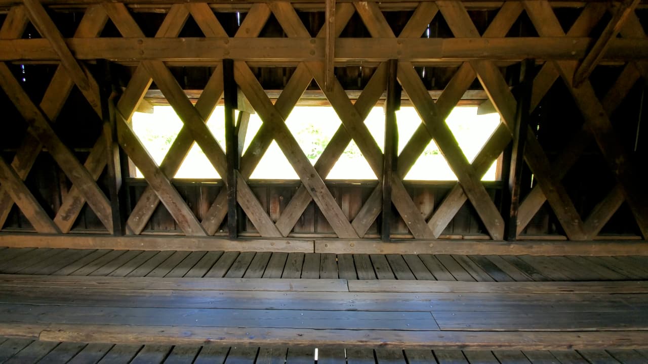 En su interior, el puente te transporta a otra época.