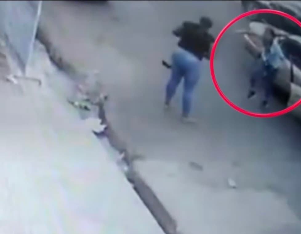 Hace unos 9 meses, poco tiempo después de haberse armado de valor para dejar a su agresor, Yocayri viajaba como pasajera en un automóvil en su natal 
<a href="https://www.univision.com/temas/republica-dominicana">República Dominicana</a> cuando de pronto 
<b>dos hombres contratados por su expareja se le emparejaron a bordo de una motocicleta y le rociaron ácido sulfúrico en su rostro. </b>