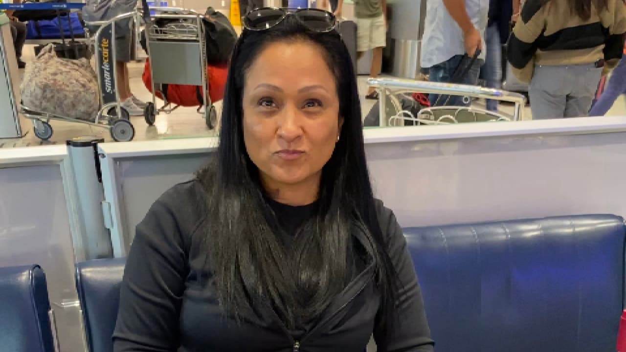 <b>SEPTIEMBRE 2023</b>
<br>
<br>A 
<b><a href="https://www.univision.com/local/houston-kxln/ever-navarrete-tiroteo-asesinato-esposa-12257-west-village" target="_blank">Karly Kimberly Navarrete,</a></b> de 48 años, sus hijos la recuerdan como una mujer amorosa, trabajadora y entregada a su familia. 
<br>
<br>Ella murió en la madrugada del 30 de septiembre luego de recibir 10 disparos afuera de una vivienda a donde se estaba mudando durante el proceso de divorcio, tras estar casada por 30 años. 
<br>
<br>Su esposo, Ever Navarrete, de 55 años, fue acusado del asesinato y escapó a El Salvador, su país natal. Sin embargo, fue capturado y está en trámites para ser extraditado a Houston y hacer frente a su juicio.