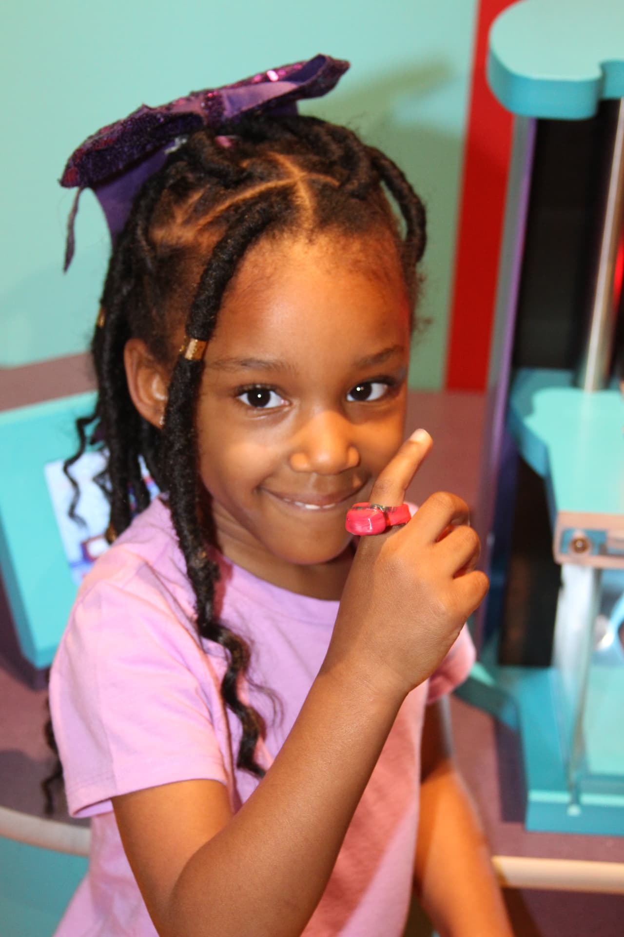Esta niña muestra uno de los anillos que se pueden hacer en el Crayola Experience.