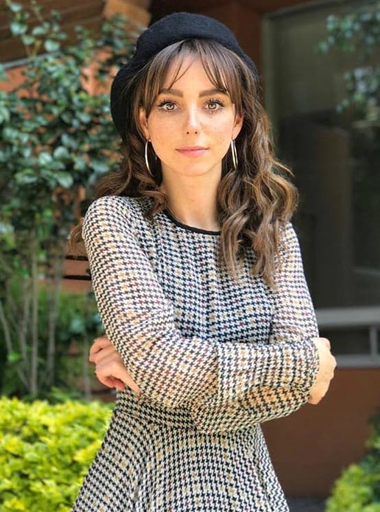 Natalia Téllez tiene el rostro salpicado de diminutas y seductoras pecas que son más notorias en sus mejillas.