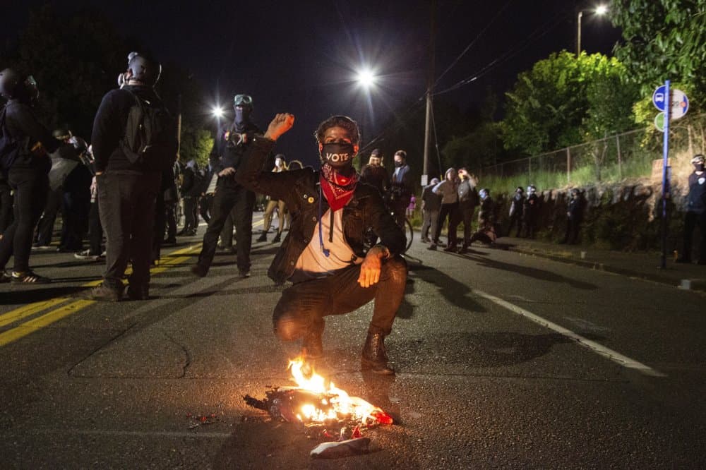 Manifestantes se reúnen frente a la estación de policía de East Side en Portland, Oregón, el pasado jueves 16 de julio de 2020.
