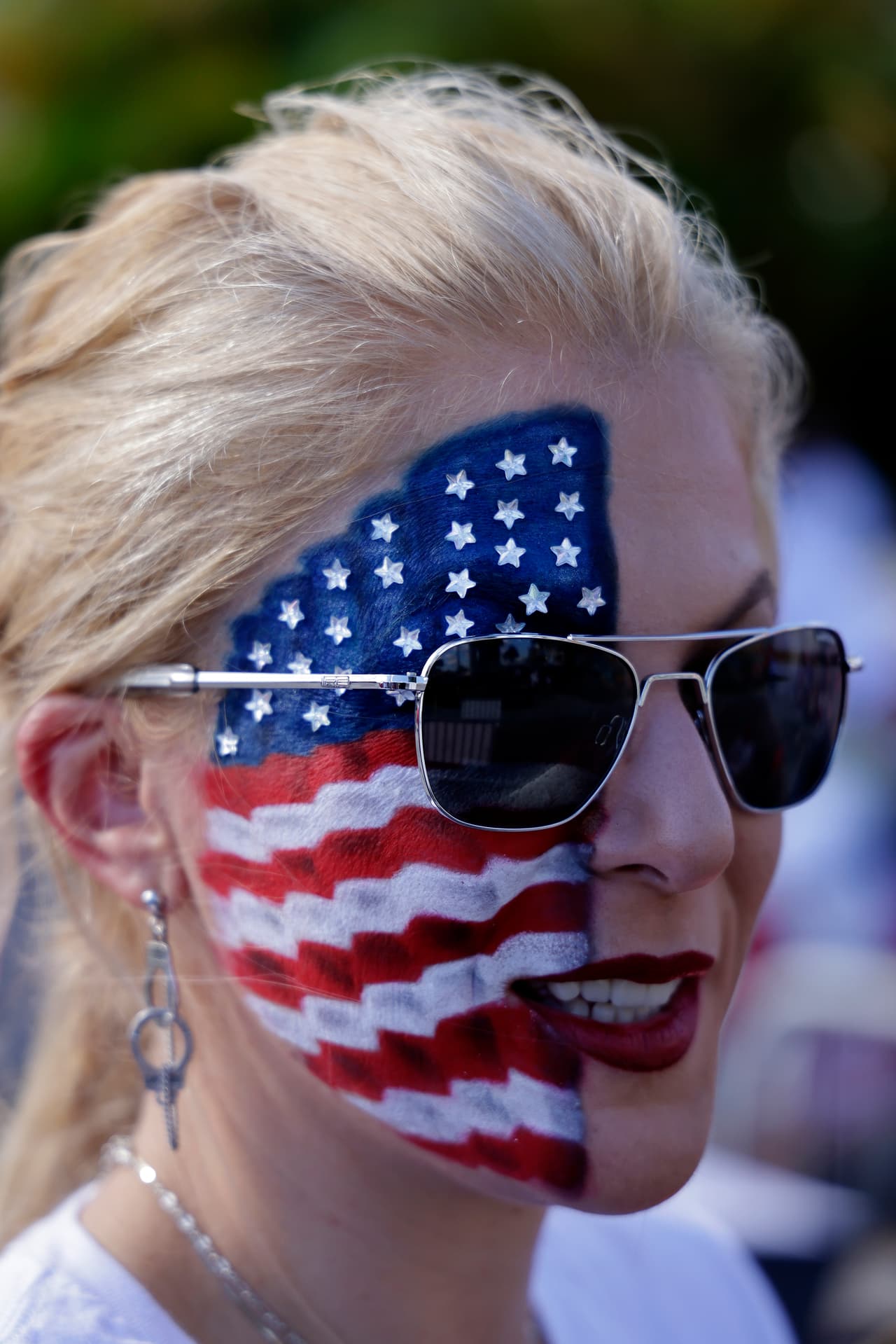 Decenas de personas amanecieron haciendo fila este miércoles en espera del mitin que tendrá el expresidente Trump este miércoles por la noche en Hialeah, el mismo día en el que tendrá lugar el tercer debate entre los precandidatos a la nominación del Partido Republicano para la presidencia.