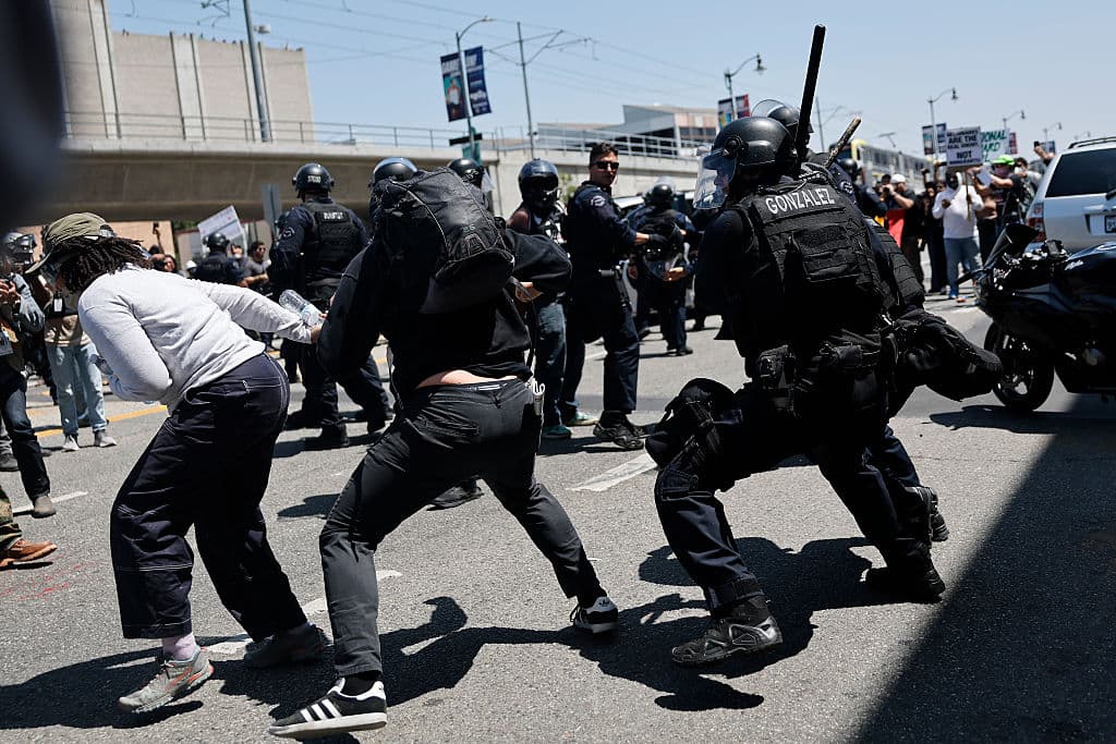 El Departamento de la Policía de Los Ángeles utilizó sus recursos contra los manifestantes que supuestamente resistían las órdenes de desalojar el área.