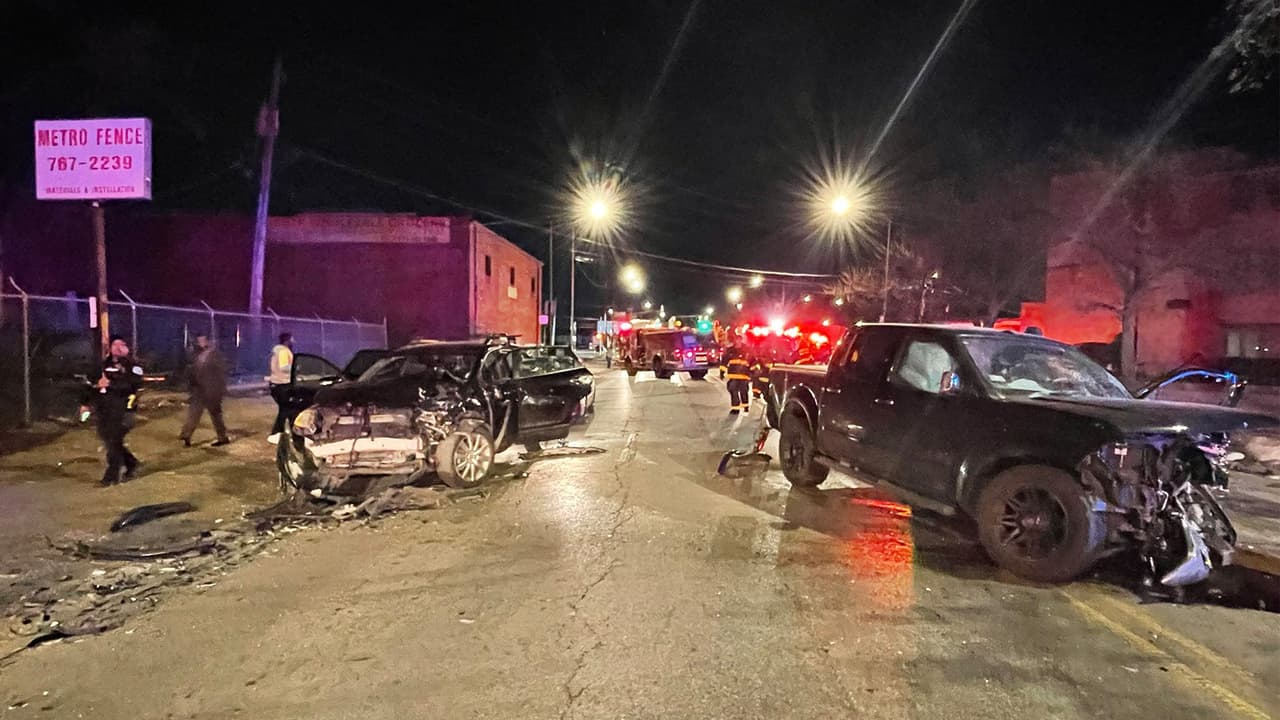 Al parecer, la pick-up intentó dar una vuelta en U cuando chocó de frente con un compatco.