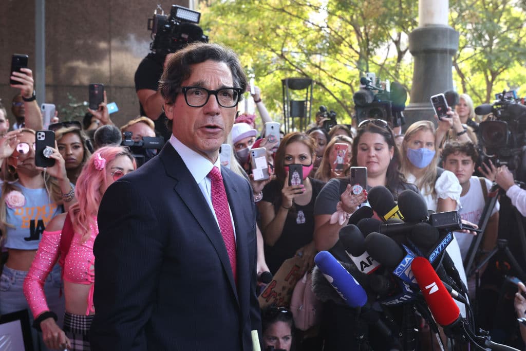 A la salida de la corte el abogado de Britney Spears, Mathew S. Rosengartm respondió a un fanático si la cantante volvería a hacer un concierto: "Si vuelve a cantar depende de Britney Spears". La decisión ahora es solo de la cantante.
<br>
<br>
<i>Con información de City News Service.</i>