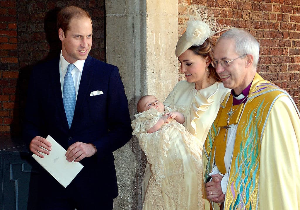 Tres meses después, el 23 de octubre de 2013, el príncipe George fue bautizado por el arzobispo de Canterbury, Justin Welby, en el palacio de St. James en una ceremonia a la que solo asistieron 22 miembros de la familia real.
<br>